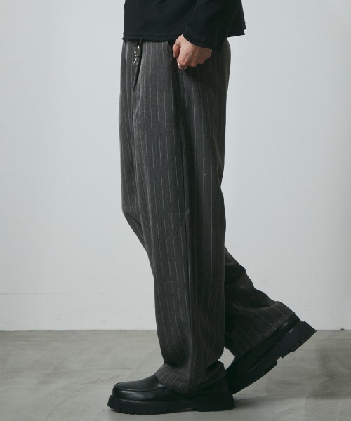 DAZE(デイズ)の「ピンストライプ タック ワイドスラックスパンツ(スラックス・メンズ・ブラック系/グレー系・SMALL/MEDIUM/LARGE/X-LARGE)」の3枚目の写真