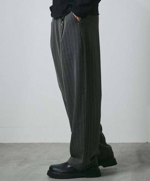 DAZE(デイズ)の「ピンストライプ タック ワイドスラックスパンツ(スラックス・メンズ・ブラック系/グレー系・SMALL/MEDIUM/LARGE/X-LARGE)」の4枚目の写真