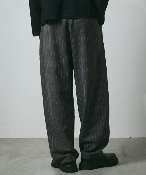 DAZE(デイズ)の「ピンストライプ タック ワイドスラックスパンツ(スラックス・メンズ・ブラック系/グレー系・SMALL/MEDIUM/LARGE/X-LARGE)」の5枚目の写真