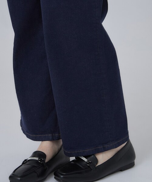 SHOO・LA・RUE(シューラルー)の「【S-LL/ストレッチ/色落ちしにくいネイビー】脚がまっすぐきれいに見える ワイドストレートデニムパンツ(デニムパンツ・レディース・ブルー系その他/ブラック/ネイビー/ブルー・04/03/02/01)」の19枚目の写真
