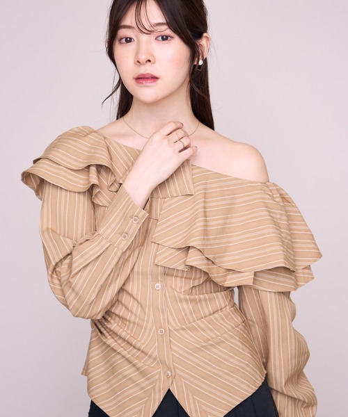 MISCH MASCH（ミッシュマッシュ）の「2026秋冬新作 アシンメトリーオフショルブラウス（シャツ/ブラウス・レディース・ベージュ/ホワイト/ブラック/ネイビー・ﾌﾘ-）」の4枚目の写真