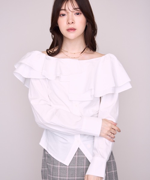 MISCH MASCH（ミッシュマッシュ）の「2026秋冬新作 アシンメトリーオフショルブラウス（シャツ/ブラウス・レディース・ベージュ/ホワイト/ブラック/ネイビー・ﾌﾘ-）」の2枚目の写真