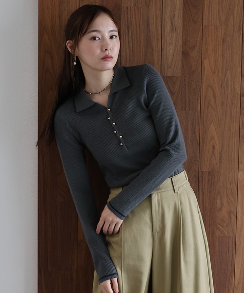 J by blue(ジェイバイブルー)の「バイカラースキッパーポロニット(ニット/セーター・レディース・ベージュ/ブラウン/チャコールグレー・MEDIUM)」の2枚目の写真