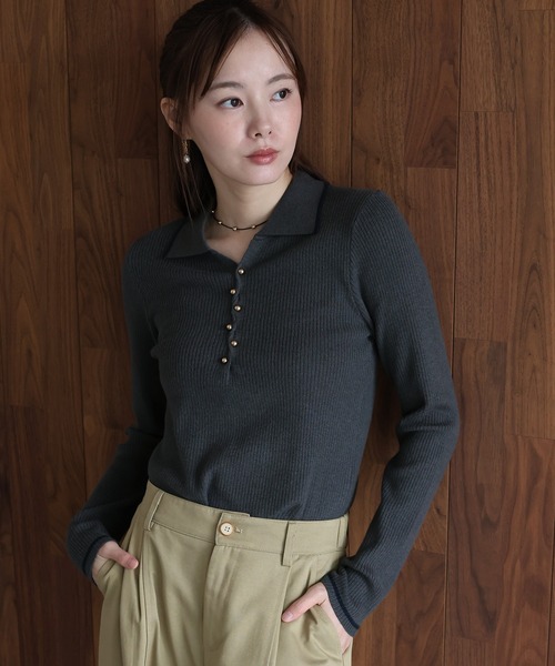 J by blue(ジェイバイブルー)の「バイカラースキッパーポロニット(ニット/セーター・レディース・ベージュ/ブラウン/チャコールグレー・MEDIUM)」の6枚目の写真