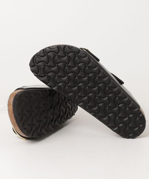 BIRKENSTOCK（ビルケンシュトック）の「BIRKENSTOCK / ビルケンシュトック：【レディース】Arizona Big Buckle NATURAL LEATHER High Shine (ナローフィット)：BST-1021476[DEA]（サンダル・レディース・ブラック×ゴールド・37/36/38）」の3枚目の写真