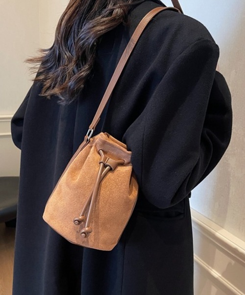 Mignonjour(ミニョンジュール)の「FReePLACe/レトロ スエード 巾着ショルダーバッグ X12938(ショルダーバッグ・レディース・ブラック/ブラウン・FREE)」の2枚目の写真