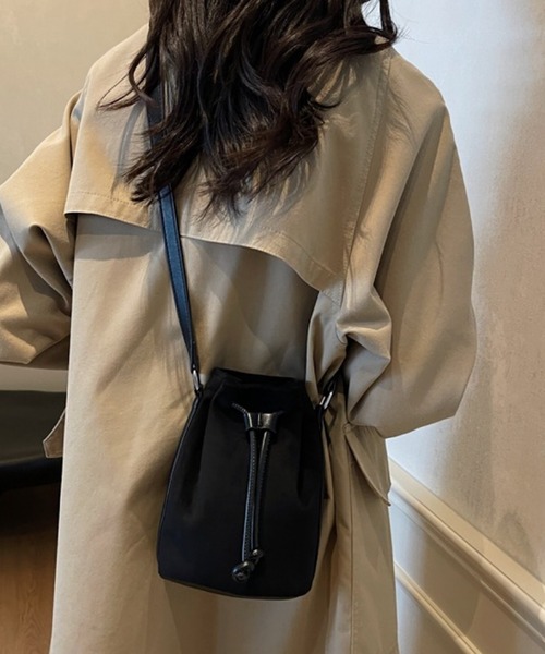 Mignonjour(ミニョンジュール)の「FReePLACe/レトロ スエード 巾着ショルダーバッグ X12938(ショルダーバッグ・レディース・ブラック/ブラウン・FREE)」の1枚目の写真