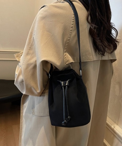 Mignonjour(ミニョンジュール)の「FReePLACe/レトロ スエード 巾着ショルダーバッグ X12938(ショルダーバッグ・レディース・ブラック/ブラウン・FREE)」の3枚目の写真