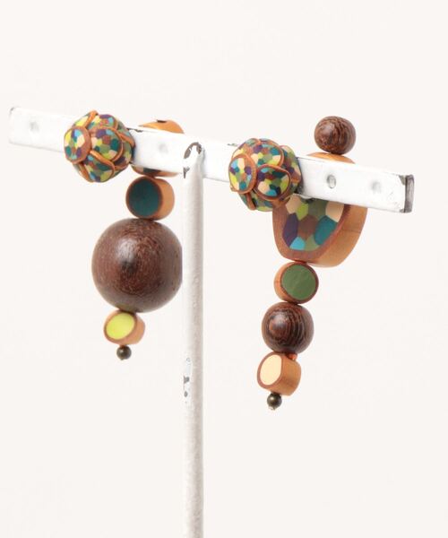 tone(トーン)の「【macree】macreeアシンメトリーwoodランダムピアス+ぶつぶつキャッチ(ピアス(両耳用)・レディース・その他/その他2・FREE)」の3枚目の写真