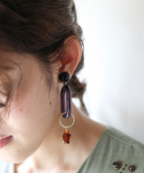 ACCOMMODE（アコモデ）の「アクリルモードピアス（ピアス（両耳用）・レディース・ベージュ/ネイビー/シルバー/ブルー/ライトグリーン/ワインレッド・FREE）」の4枚目の写真