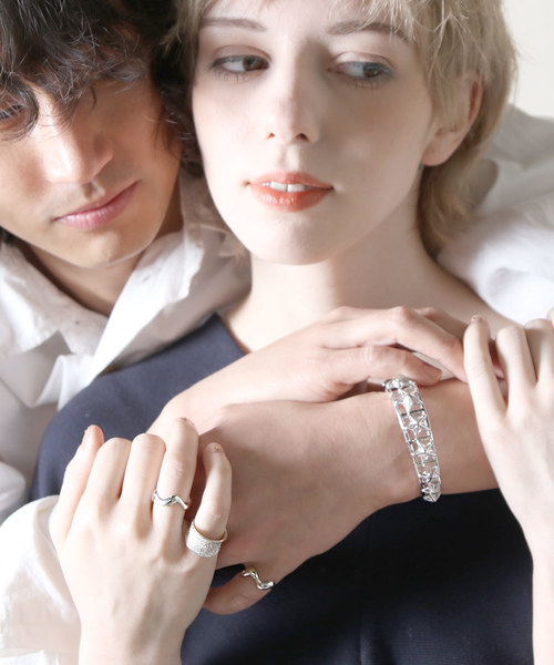 YArKA（ヤーカ）の「【YArKA/ヤーカ】silver925  tears wave ring[nwr]/涙モチーフ波リング シルバー925（リング・レディース・ゴールド/シルバー・#9/#11/#13/#15/#17/#19）」の6枚目の写真