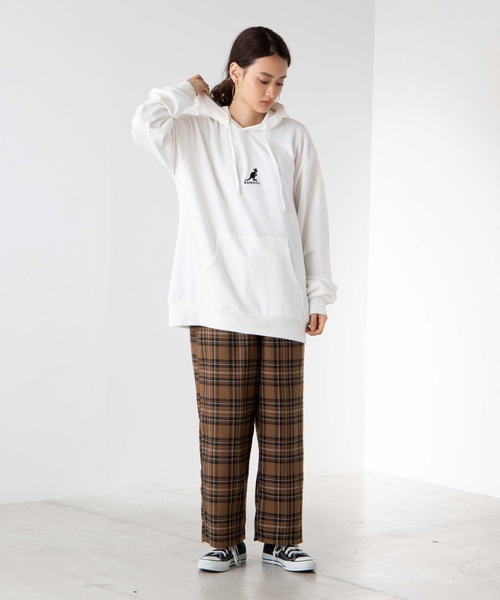 KANGOL（カンゴール）の「∴WEGO/【WEB限定カラーあり】KANGOL別注【裏毛】ビッグシルエットプルパーカー（パーカー・メンズ・ブラウン/ブラック/ベージュ/マスタード/ホワイト/ネイビー/カーキ/パープル/ライトベージュ・MEDIUM/LARGE）」の10枚目の写真