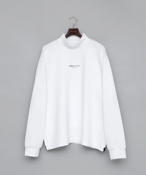 EMMA CLOTHES（エマクローズ）の「スムースジャージー ハイネックロゴカットソー【ファッションインフルエンサーとっしー×EMMA CLOTHES 限定コラボ】（Tシャツ/カットソー・メンズ・ホワイト/ブラック・M/L）」の4枚目の写真