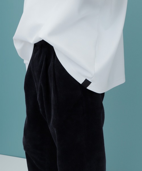 EMMA CLOTHES（エマクローズ）の「スムースジャージー ハイネックロゴカットソー【ファッションインフルエンサーとっしー×EMMA CLOTHES 限定コラボ】（Tシャツ/カットソー・メンズ・ホワイト/ブラック・M/L）」の13枚目の写真