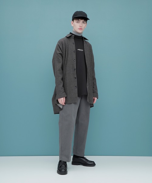 EMMA CLOTHES（エマクローズ）の「スムースジャージー ハイネックロゴカットソー【ファッションインフルエンサーとっしー×EMMA CLOTHES 限定コラボ】（Tシャツ/カットソー・メンズ・ホワイト/ブラック・M/L）」の6枚目の写真