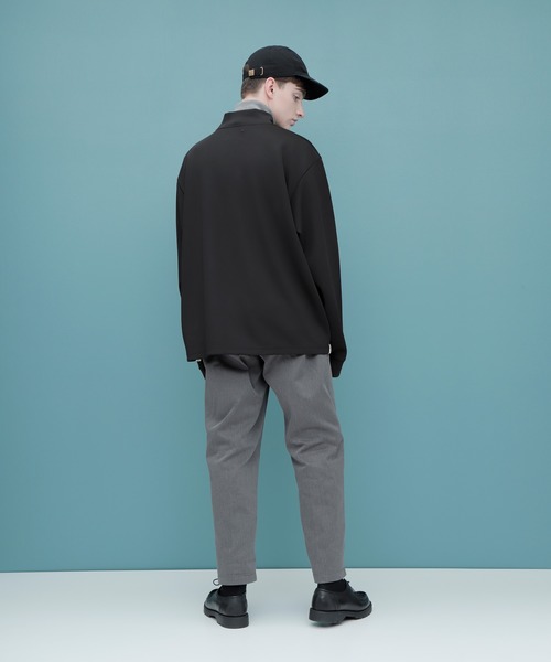 EMMA CLOTHES（エマクローズ）の「スムースジャージー ハイネックロゴカットソー【ファッションインフルエンサーとっしー×EMMA CLOTHES 限定コラボ】（Tシャツ/カットソー・メンズ・ホワイト/ブラック・M/L）」の8枚目の写真