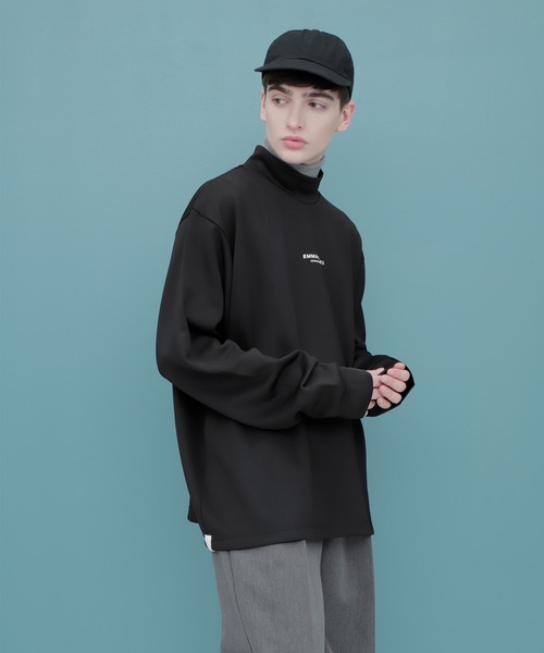 EMMA CLOTHES（エマクローズ）の「スムースジャージー ハイネックロゴカットソー【ファッションインフルエンサーとっしー×EMMA CLOTHES 限定コラボ】（Tシャツ/カットソー・メンズ・ホワイト/ブラック・M/L）」の5枚目の写真