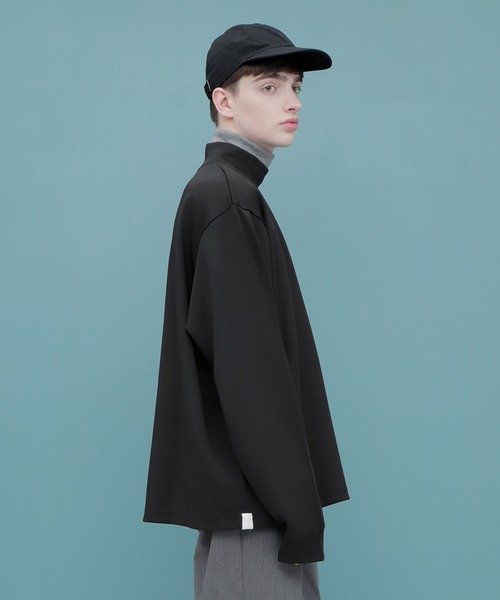 EMMA CLOTHES（エマクローズ）の「スムースジャージー ハイネックロゴカットソー【ファッションインフルエンサーとっしー×EMMA CLOTHES 限定コラボ】（Tシャツ/カットソー・メンズ・ホワイト/ブラック・M/L）」の14枚目の写真