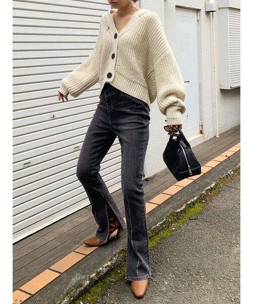 EMODA(エモダ)の「アシンメトリーフィットジャストウエストフレアジーンズ(デニムパンツ・レディース・グレー/ブルー・SMALL/MEDIUM/X-SMALL)」の9枚目の写真