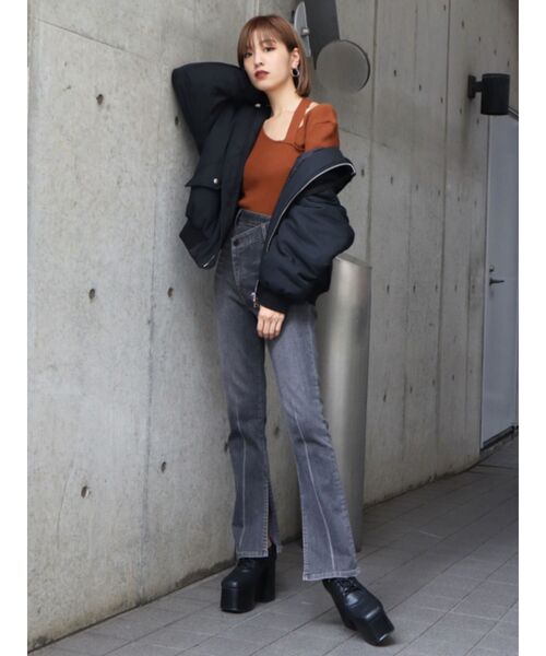 EMODA(エモダ)の「アシンメトリーフィットジャストウエストフレアジーンズ(デニムパンツ・レディース・グレー/ブルー・SMALL/MEDIUM/X-SMALL)」の7枚目の写真