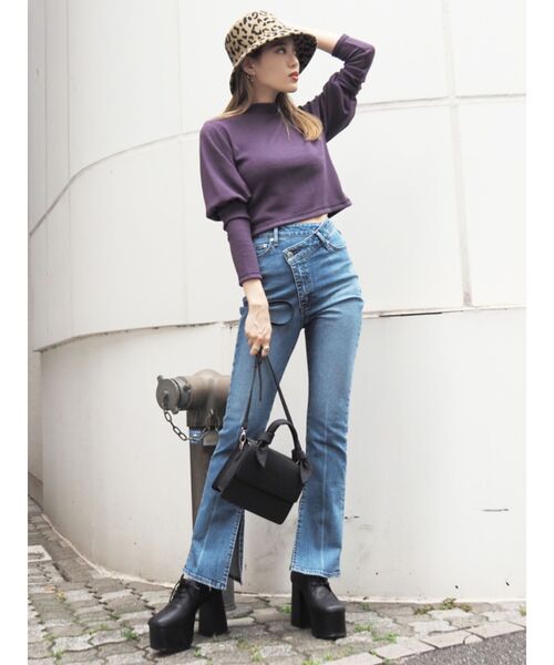 EMODA(エモダ)の「アシンメトリーフィットジャストウエストフレアジーンズ(デニムパンツ・レディース・グレー/ブルー・SMALL/MEDIUM/X-SMALL)」の12枚目の写真