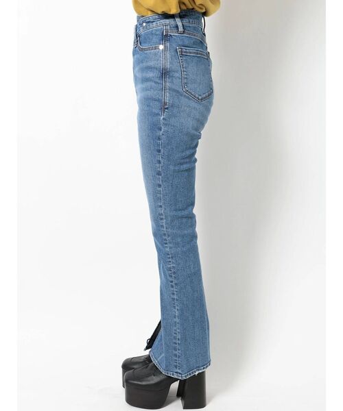EMODA(エモダ)の「アシンメトリーフィットジャストウエストフレアジーンズ(デニムパンツ・レディース・グレー/ブルー・SMALL/MEDIUM/X-SMALL)」の4枚目の写真