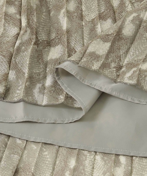 URBAN RESEARCH ROSSO（アーバンリサーチロッソ）の「スネークプリントプリーツスカート∴（スカート・レディース・ベージュ/グレー・FREE）」の15枚目の写真