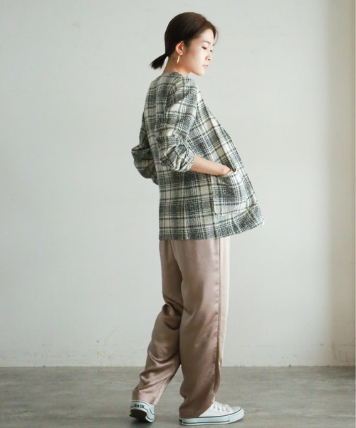 NOMBRE IMPAIR(ノンブルアンペール)の「グロスサテン ストレートパンツ(その他パンツ・レディース・ベージュ/ネイビー/イエロー・FREE)」の13枚目の写真