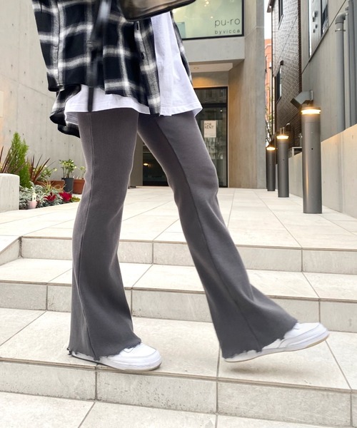 WHO'S WHO gallery（フーズフーギャラリー）の「リブダメージパンツ（スラックス・レディース・チャコールグレー/ブラック/グリーン/ベージュ系その他/ブルー/レッド/イエロー×グリーン/ライトグレー・FREE）」の3枚目の写真