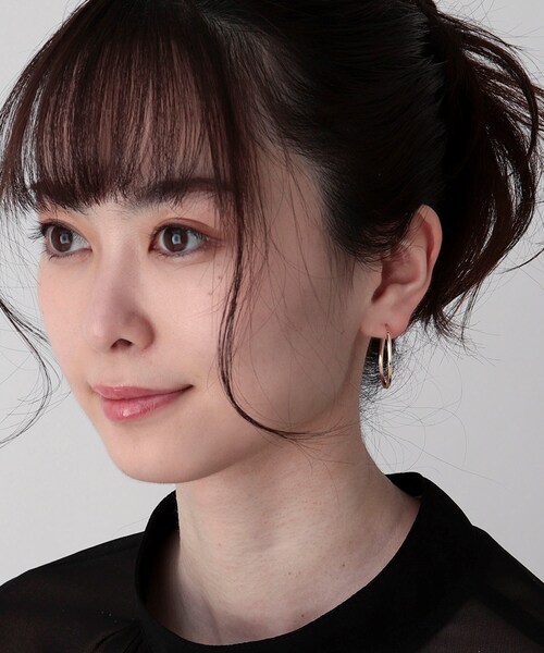 COCOSHNIK(ココシュニック)の「K10中空ひねりペアシェイプ フープピアス大(ピアス(両耳用)・レディース・ホワイト系その他7・00)」の7枚目の写真