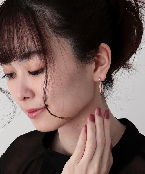COCOSHNIK(ココシュニック)の「K10中空ひねりペアシェイプ フープピアス大(ピアス(両耳用)・レディース・ホワイト系その他7・00)」の8枚目の写真