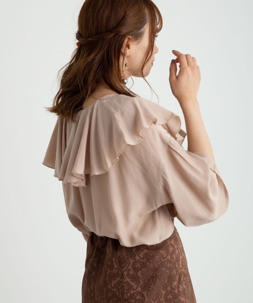 earth music&ecology(アースミュージックアンドエコロジー)の「【WEB限定】ラッフル衿ブラウス *(シャツ/ブラウス・レディース・オフホワイト/ピンクベージュ/ドット/グレイッシュベージュ/ブラック系その他5・FREE)」の4枚目の写真