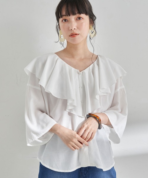 earth music&ecology(アースミュージックアンドエコロジー)の「【WEB限定】ラッフル衿ブラウス *(シャツ/ブラウス・レディース・オフホワイト/ピンクベージュ/ドット/グレイッシュベージュ/ブラック系その他5・FREE)」の2枚目の写真