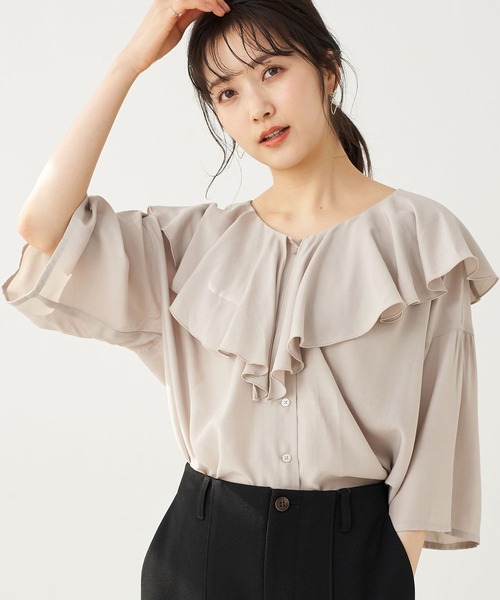 earth music&ecology(アースミュージックアンドエコロジー)の「【WEB限定】ラッフル衿ブラウス *(シャツ/ブラウス・レディース・オフホワイト/ピンクベージュ/ドット/グレイッシュベージュ/ブラック系その他5・FREE)」の3枚目の写真