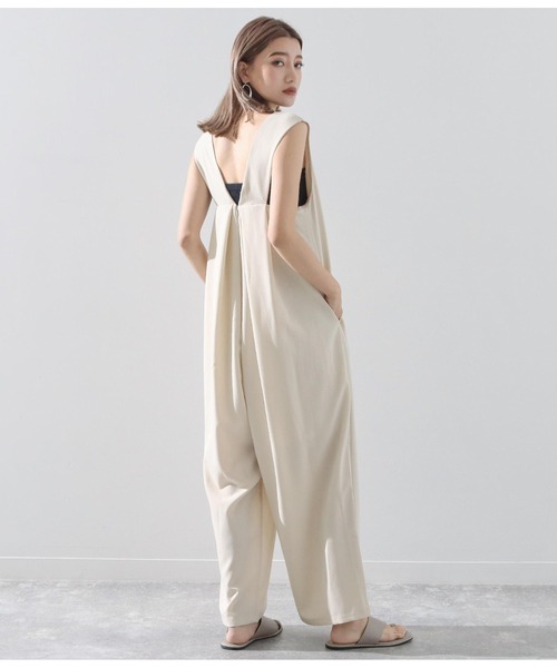 Alluge（アルージュ）の「後ろタックデザインコンビネゾン（つなぎ/オールインワン・レディース・グレイッシュベージュ/ライトベージュ/ブラック・FREE）」の17枚目の写真