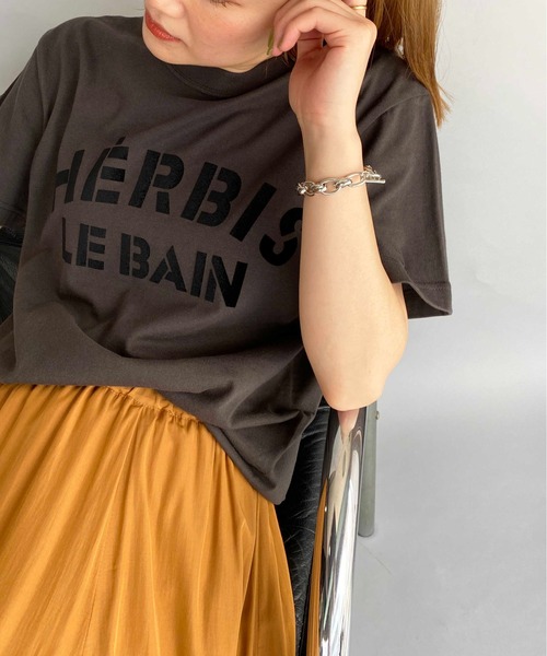 PICCIN（ピッチン）の「レギュラーフィットフロッキーロゴTシャツ（HERBIS）（Tシャツ/カットソー・レディース・ホワイト/チャコールグレー/ベージュ・M）」の3枚目の写真