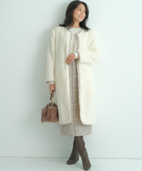 JUSGLITTY（ジャスグリッティー）の「キルティング×ボアリバーシブルコート（ノーカラーコート・レディース・ベージュ・1/2）」の6枚目の写真