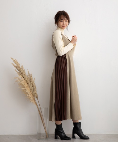 ADIRA（アディラ）の「サイドプリーツVネックジャンスカ（ジャンパースカート・レディース・ブラック/ベージュ/ブラウン・MEDIUM）」の3枚目の写真