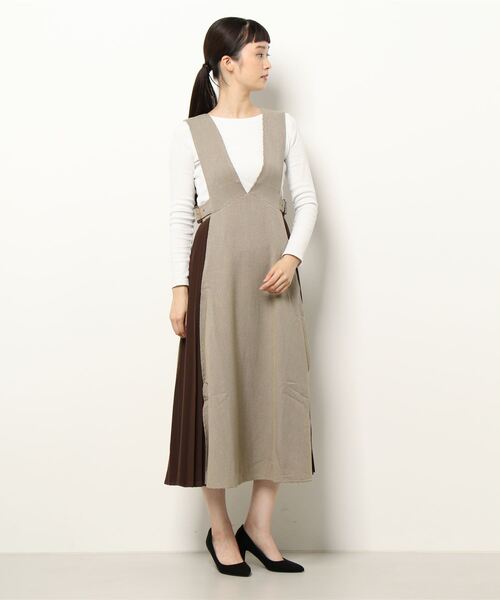 ADIRA（アディラ）の「サイドプリーツVネックジャンスカ（ジャンパースカート・レディース・ブラック/ベージュ/ブラウン・MEDIUM）」の13枚目の写真