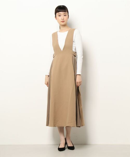 ADIRA（アディラ）の「サイドプリーツVネックジャンスカ（ジャンパースカート・レディース・ブラック/ベージュ/ブラウン・MEDIUM）」の8枚目の写真