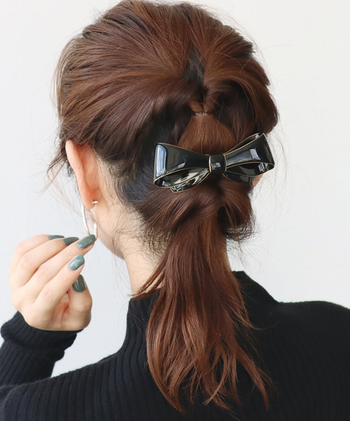 Three Four Time（ｽﾘｰﾌｫｰﾀｲﾑ）の「グロスエポリボンバレッタ（バレッタ/ヘアクリップ・レディース・ブラック/ブラウン/アイボリー・FREE）」の2枚目の写真