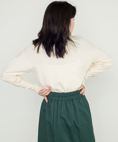 w closet（ダブルクローゼット）の「12G天竺パフショルハイネックプルオーバー（ニット/セーター・レディース・ホワイト/ブラック/グリーン・FREE）」の6枚目の写真