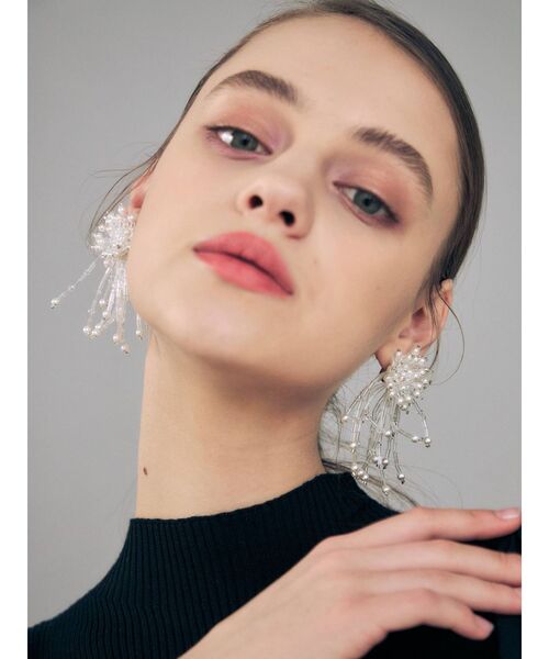 MERCURYDUO（マーキュリーデュオ）の「ビーズビジュフラワーイヤリング（イヤリング・レディース・クリア・FREE）」の4枚目の写真