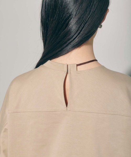 PUBLIC TOKYO（パブリックトウキョウ）の「ラメアシメネックTOP/ウォッシャブル（Tシャツ/カットソー・レディース・ホワイト/ダークグレー/ベージュ・FREE）」の18枚目の写真