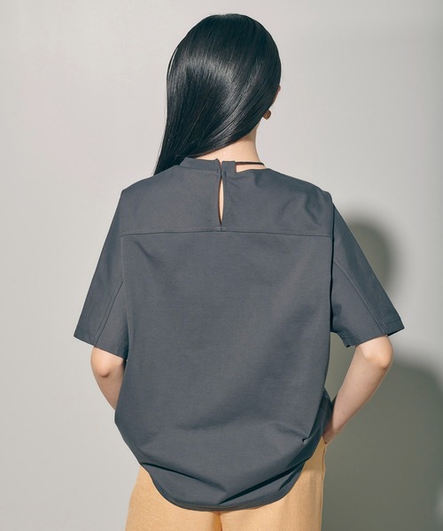 PUBLIC TOKYO（パブリックトウキョウ）の「ラメアシメネックTOP/ウォッシャブル（Tシャツ/カットソー・レディース・ホワイト/ダークグレー/ベージュ・FREE）」の4枚目の写真