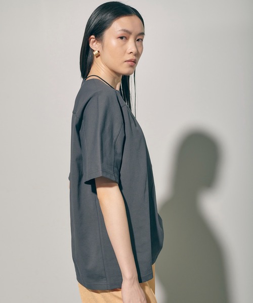 PUBLIC TOKYO（パブリックトウキョウ）の「ラメアシメネックTOP/ウォッシャブル（Tシャツ/カットソー・レディース・ホワイト/ダークグレー/ベージュ・FREE）」の13枚目の写真