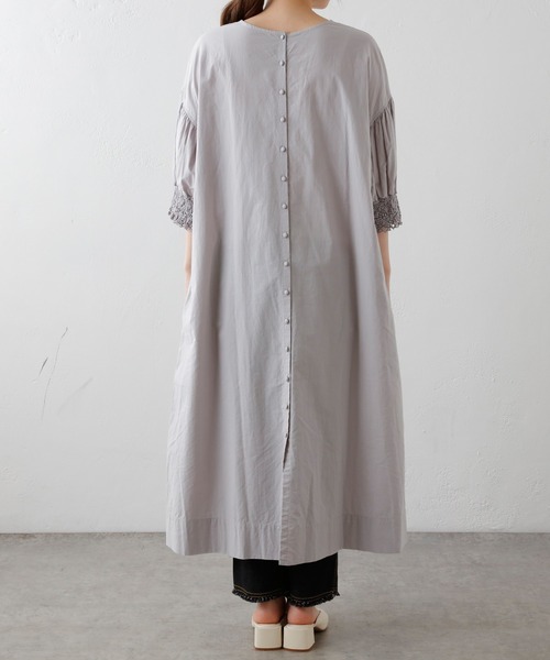 PUAL CE CIN（ピュアルセシン）の「袖レースシャーリングワンピース（ワンピース・レディース・ブラック/サックスブルー/グレイッシュベージュ・FREE）」の10枚目の写真