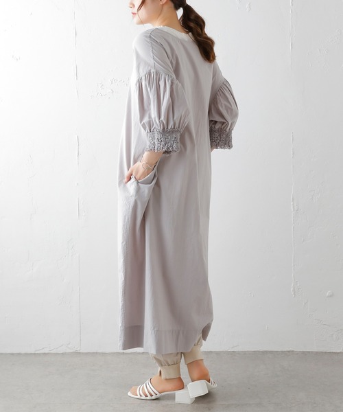 PUAL CE CIN（ピュアルセシン）の「袖レースシャーリングワンピース（ワンピース・レディース・ブラック/サックスブルー/グレイッシュベージュ・FREE）」の4枚目の写真