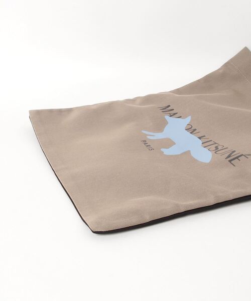 Maison Kitsune(メゾンキツネ)の「UPCYCLED VERTICAL TOTE BAG(トートバッグ・メンズ・ダークグリーン/ブラック/ベージュ・U)」の11枚目の写真