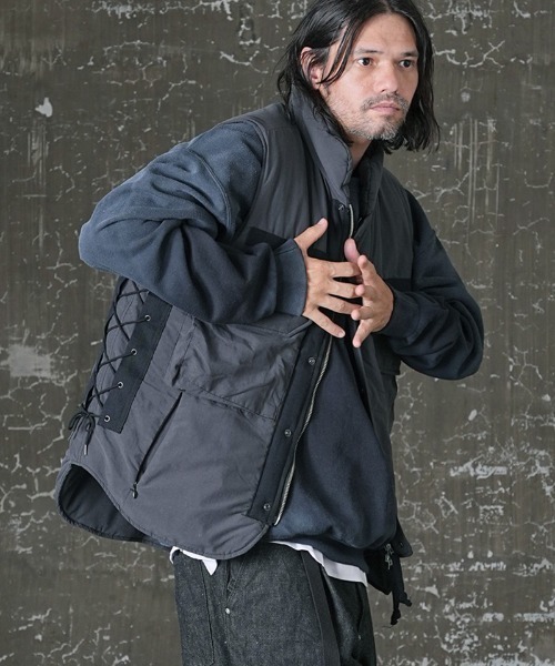 EGO TRIPPING（エゴトリッピング）の「mcg3090-M69 BODYARMOUR VEST ベスト（ベスト・メンズ・ベージュ/ブラック・46/48）」の9枚目の写真